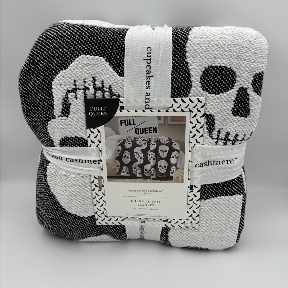 NWT cupcakes & cashmere Monochrome Skull Chenille Blanket
